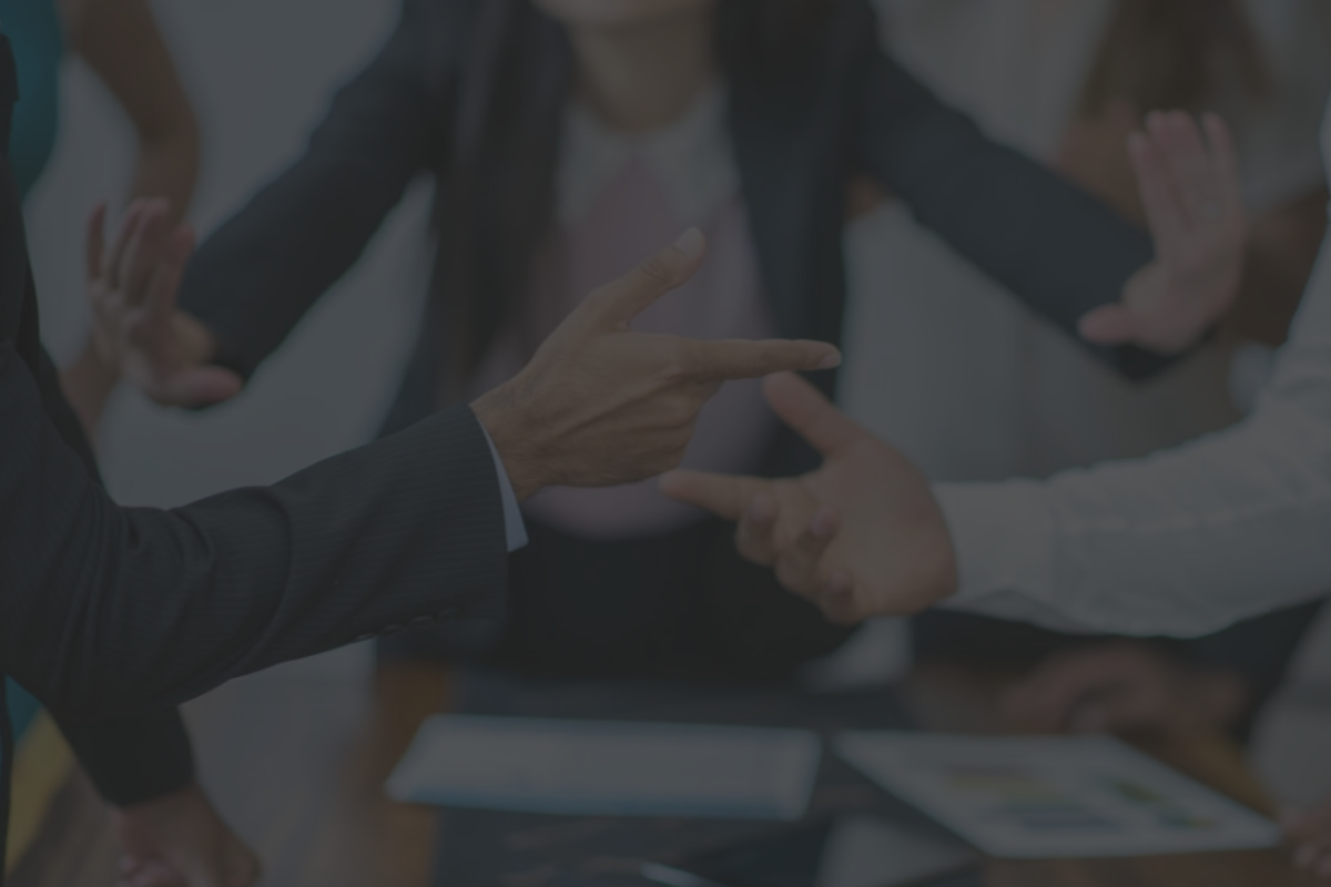 Cum se rezolvă conflictele între moștenitori: rolul mediatorului și importanța avocatului în procedura succesorală